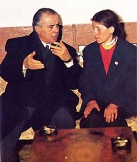 Enver Hoxha mit einer Jugendlichen in Mati