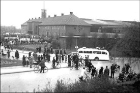 Bus mit befreiten Häftlingen aus KZ Neuengamme