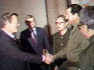 1983: Donald Rumsfeld schüttelt Saddam Hussein die Hand