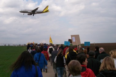 Ein Flugzeug donnert ueber die Demonstration gegen die zweite Startbahn Stuttgart