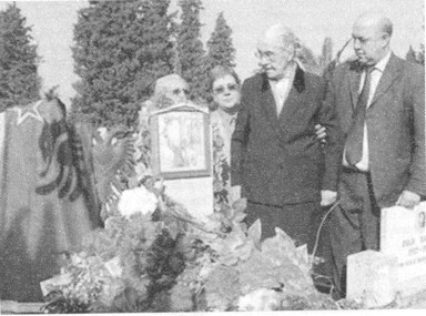 Nexhmije Hoxha zum 100. Geburtstag am Grab Enver Hoxhas