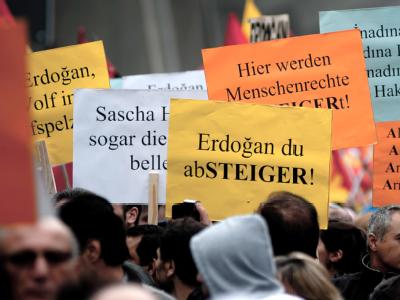 Proteste gegen Erdogan und die Verleihung des "Steiger-Award"