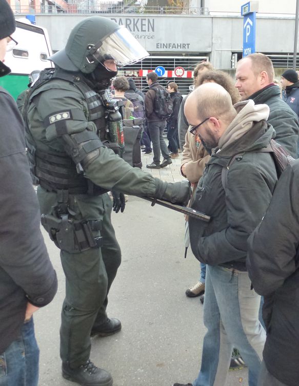 12.10.13, Göppingen: Provokationen mit dem Polizeiknüppel