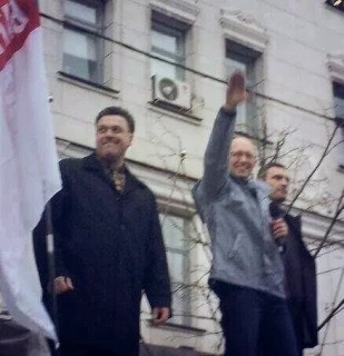 DEr aktuelle Ministerpräsident der Ukraine Jazenjuk beim Hitlergruß