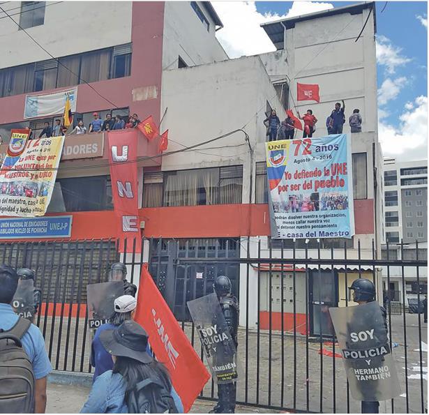 Ecuador, 29.8.16: Polizei umstellt die Zentrale der UNE