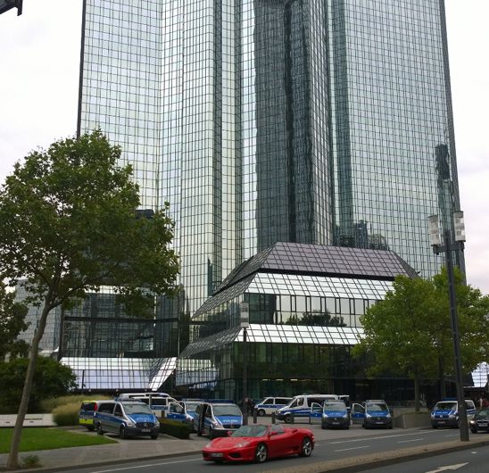 Frankfurt/M., 17.9.16: Deutsche Bank von Polizei geschützt