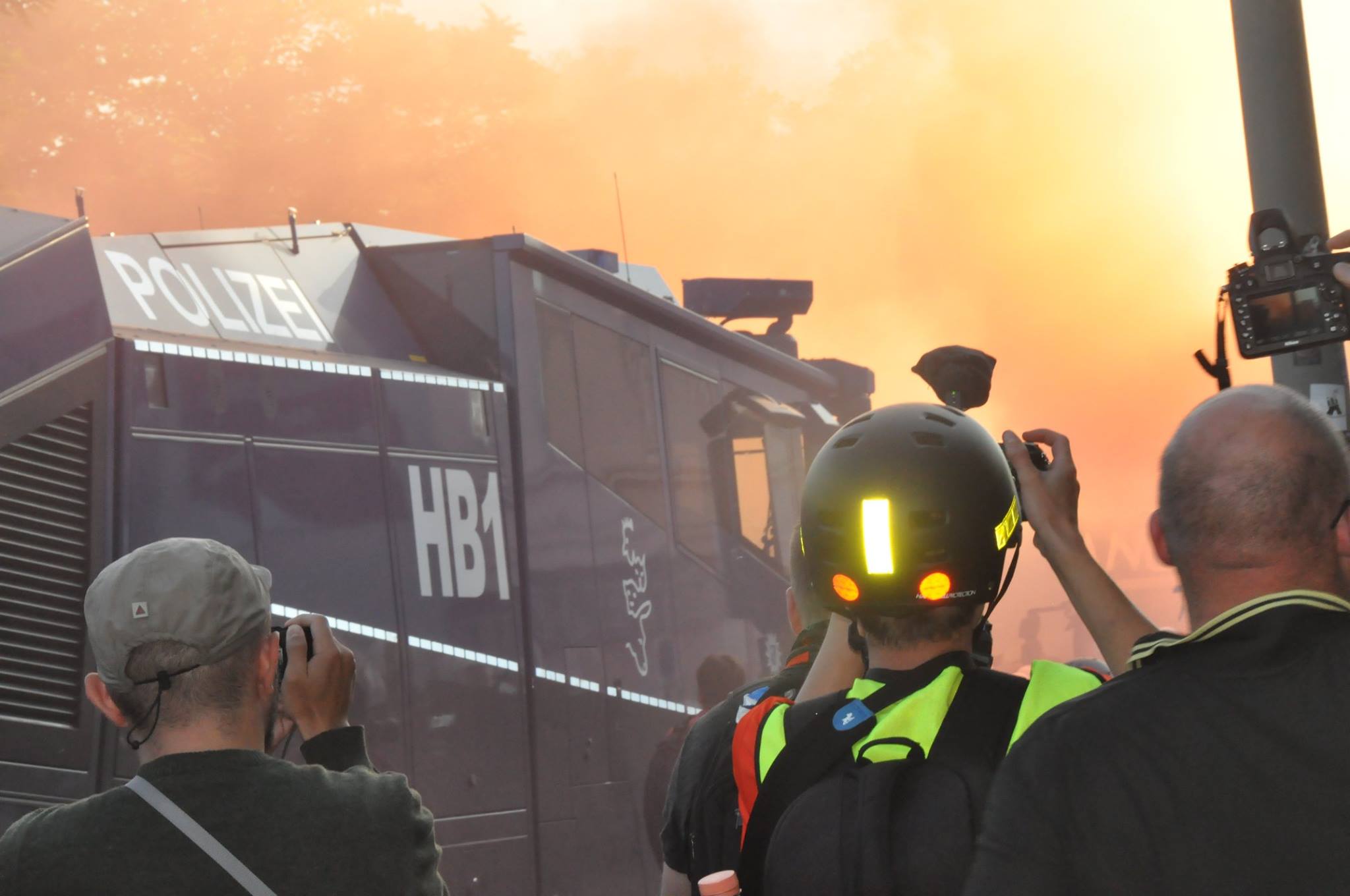 Hamburg G20 Wasserwerfer der Polizei in Aktion