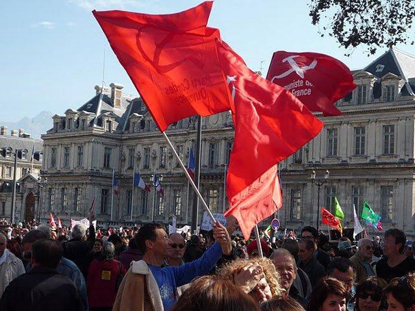 12. Oktober 2010: Fahnen der PCOF in Grenoble