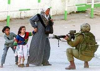 Israelische Soldaten bedrohen eine palästinensische Mutter und ihre Kinder