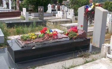 August 2012: Das zerstörte Grab Enver Hoxhas notdürftig wieder hergerichtet