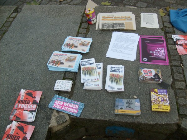 Bamberg, 18.11.12: Verschiedene antimilitaristische Flugblätter. Oben rechts ein Flugi von "Arbeit Zukunft"