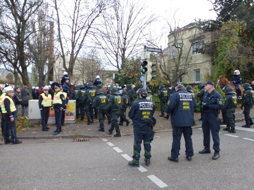 24.11.12, Stuttgart: Polizei schützt rechtsradikale Burschenschafter