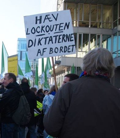 „Schluss mit der Aussperrung! Weg mit dem Diktat!“ Demonstration vor dem Sitz der öffentlichen Arbeitgeber in Kopenhagen