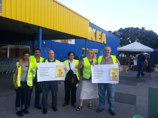 Kampf gegen systematische Mindestlohn-Verstöße: IG BAU informiert Kunden vor Ort über Lohndrückerei bei Ikea – hier vor der Filiale in Kaarst.