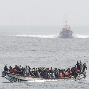 Ein Frontex-Schiff will Migranten abdrängen