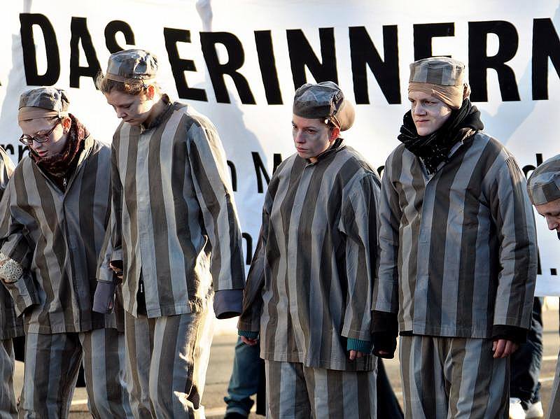 Magdeburg: Als KZ-Häftlinge verkleidet gegen Nazis protestieren