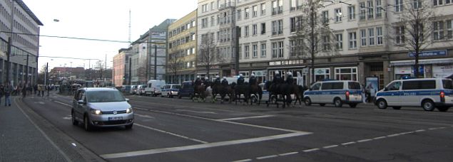 Magdeburg, 18.1.14: Polizeipferde im Einsatz