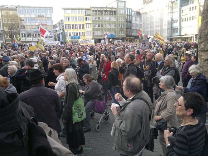 31.3.14: 216. Montagsdemo in Stuttgart -tausende kommen