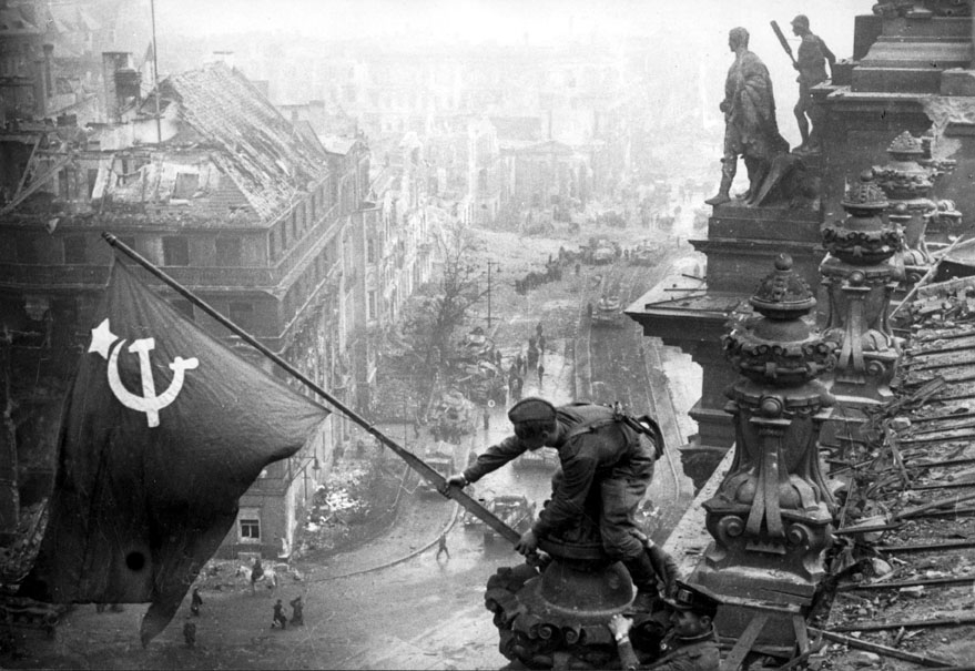 8. Mai 1945: Die rote Armee hisst eine Flagge mit Hammer und Sichel auf dem Reichstag