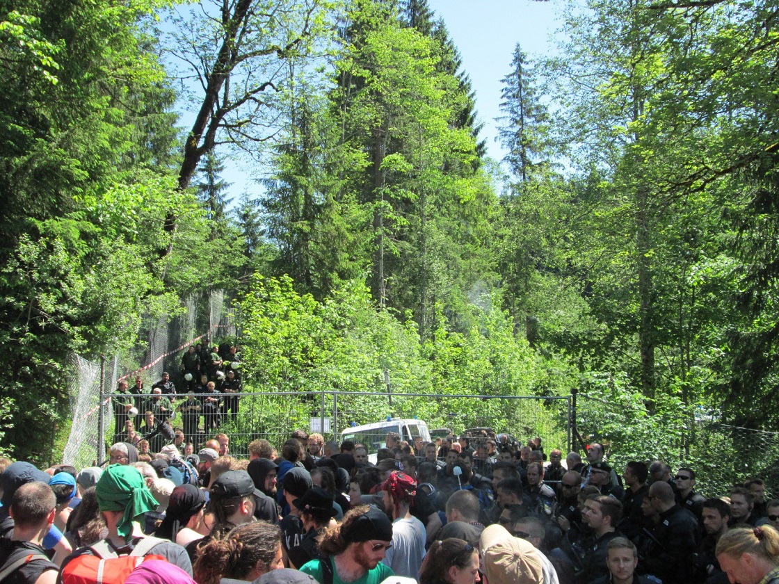 7.6.15, Garmisch: Sternmarsch gegen G7 endet am Zaun der Sicherhetiszone