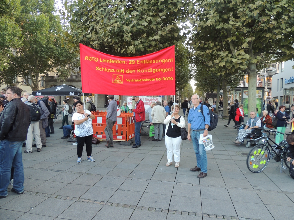 ROTO-Kolleg/innen protestieren gegen ihre Entlassung.