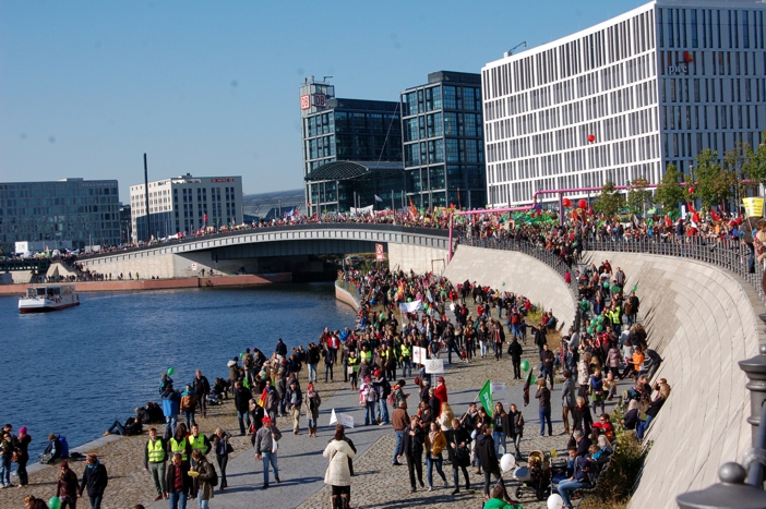 10.10.15, Berlin: Massen strömen beim Hauptbahnhof