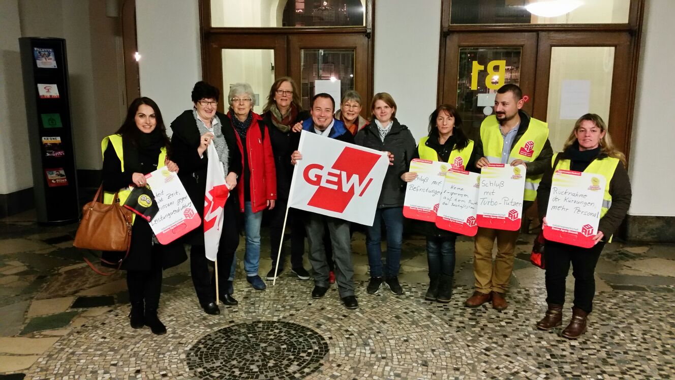 15.12.15, Krefeld: Aktive der Gewerkschaften BAU und GEW protestieren