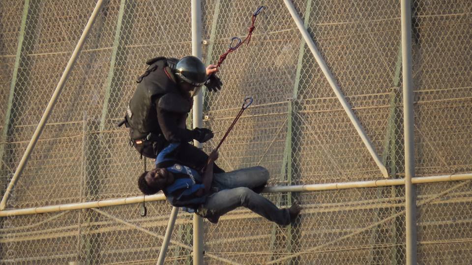 Ceuta: Ein spanischer Polizist schneidet das Seil ab!