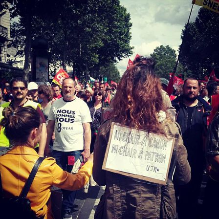 Auf dem Plakat steht: „Kein Futter für die Unternehmer! Kein Kanonenfutter! UJR“