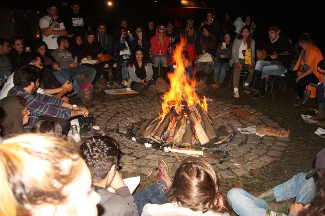 Abends um das Lagerfeuer - bei Musik, Gesang und Tanz