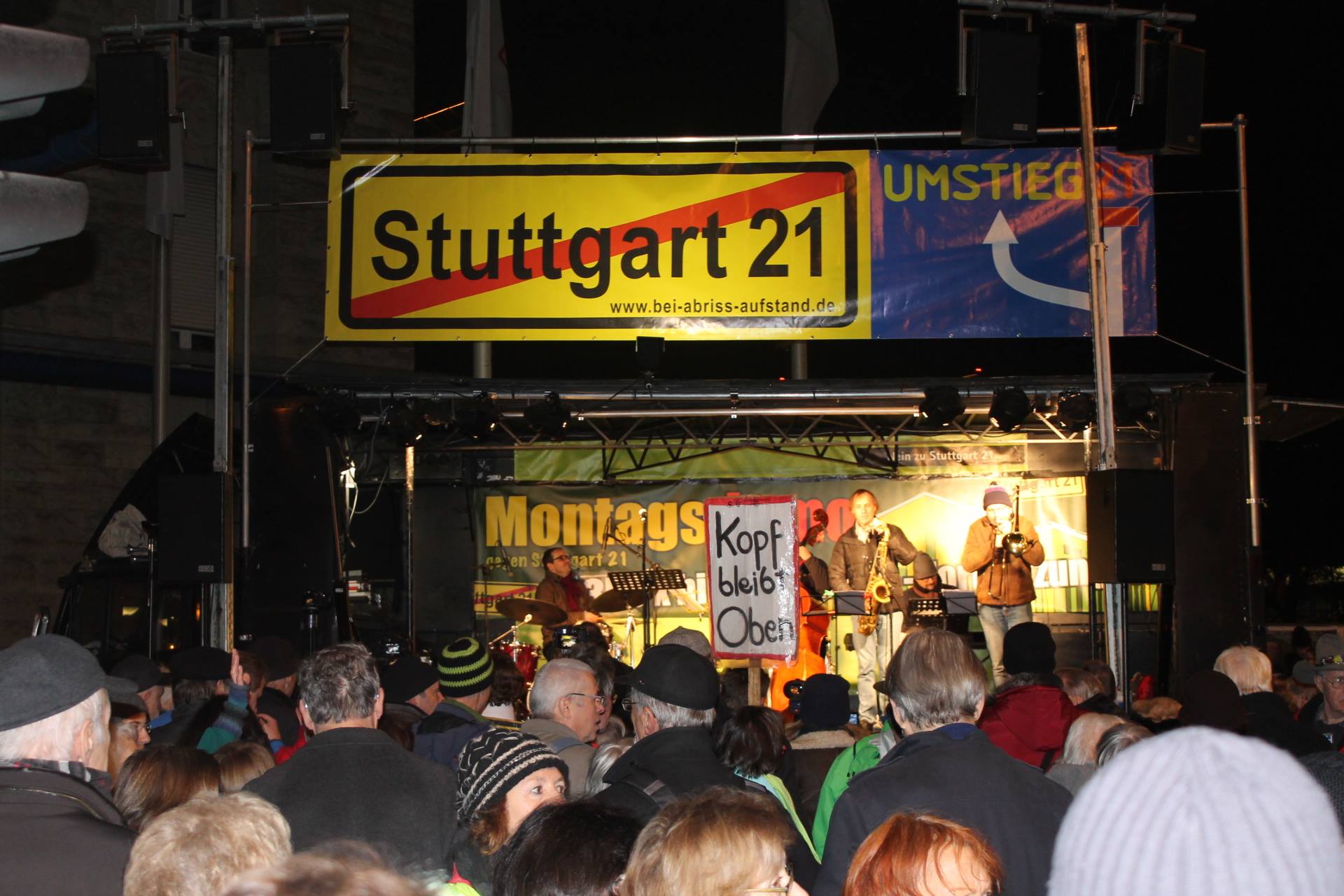 Stuttgart, 12.12.16: 350. Montagdemo gegen S21, Bühne