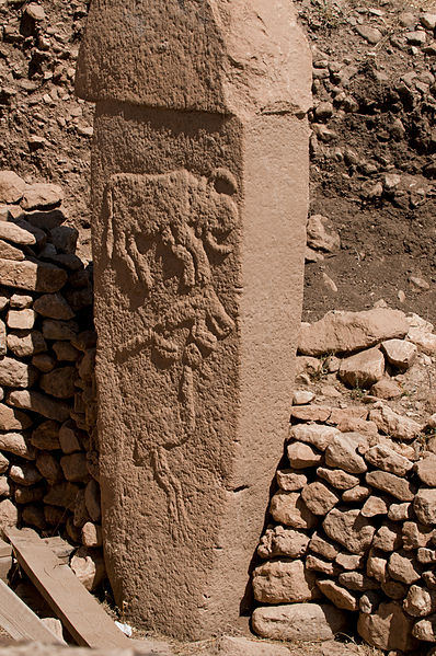 Relief auf der raumzugewandten Seite von Pfeiler 2 mit mehreren Tieren (Stier, Fuchs, Reiher?), Autor Teomancimit, CC-Lizenz