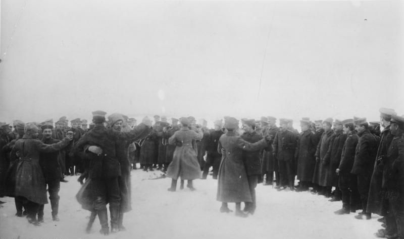 1918: Deutsche und russische Soldaten verbrüdern sich