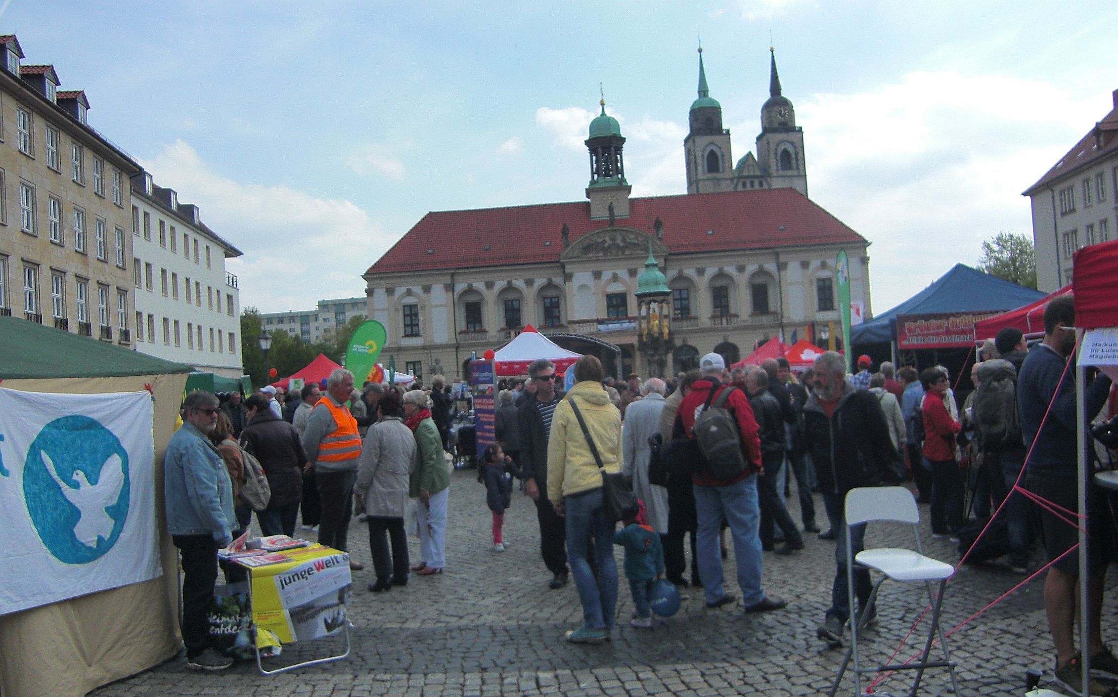 1.Mai 17, Magdeburg: Stände auf dem Marktplatz