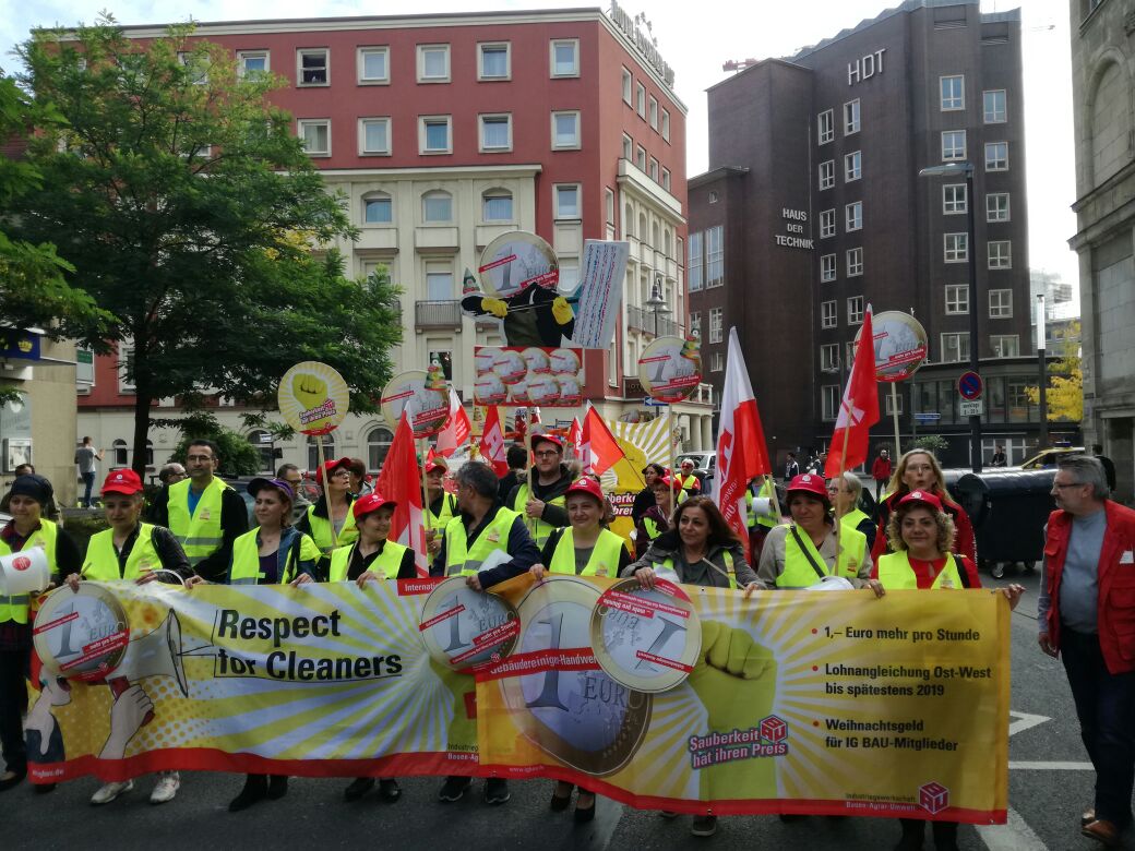 GebäudereinigerInnen demonstrieren für Ihre Tarifforderungen!