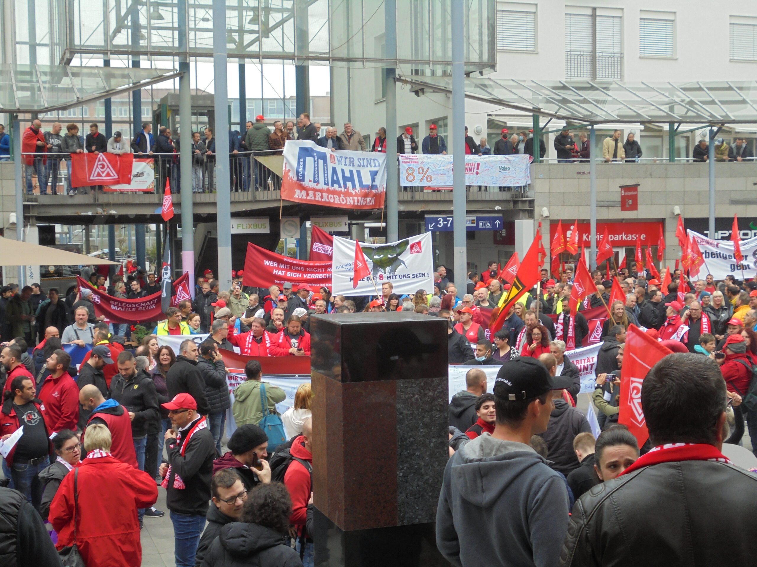 Lautstark und kampfbereit: 5000 Metallerinnen und Metaller in Kornwestheim!