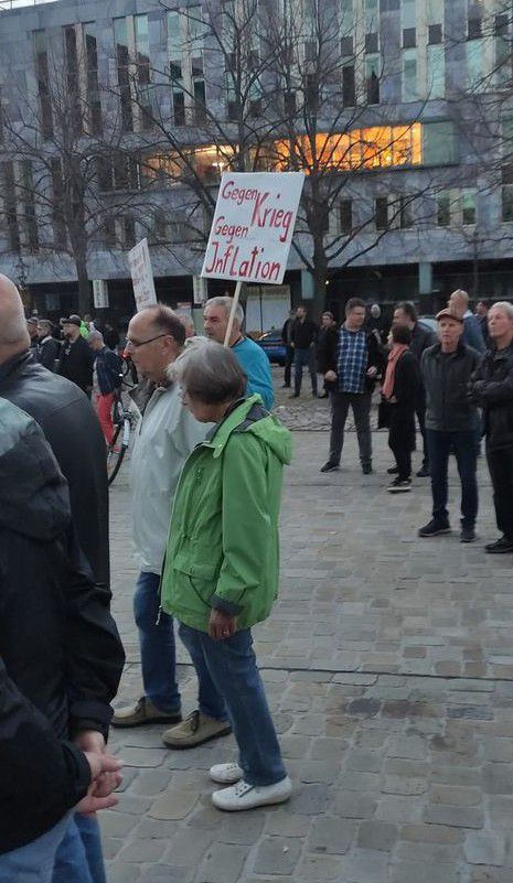 Zigtausende bei Montagsdemos – bundesweit