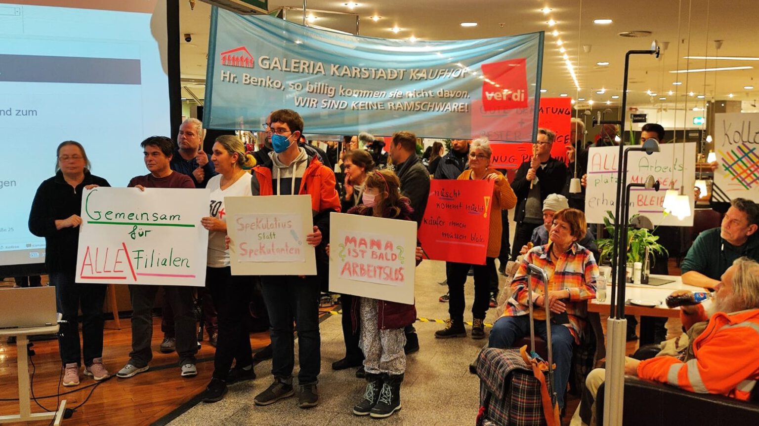 Kolleg/innen-Protest bei Karstadt-Kaufhof in Berlin