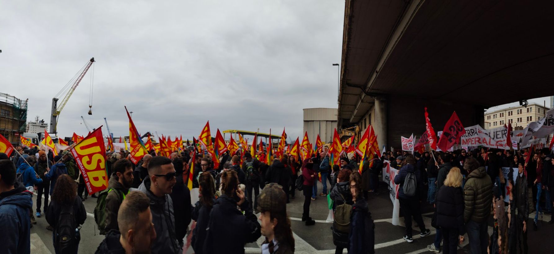 Hafenarbeiter/innen-Streik in Genua: Gegen Krieg und für bessere Löhne 